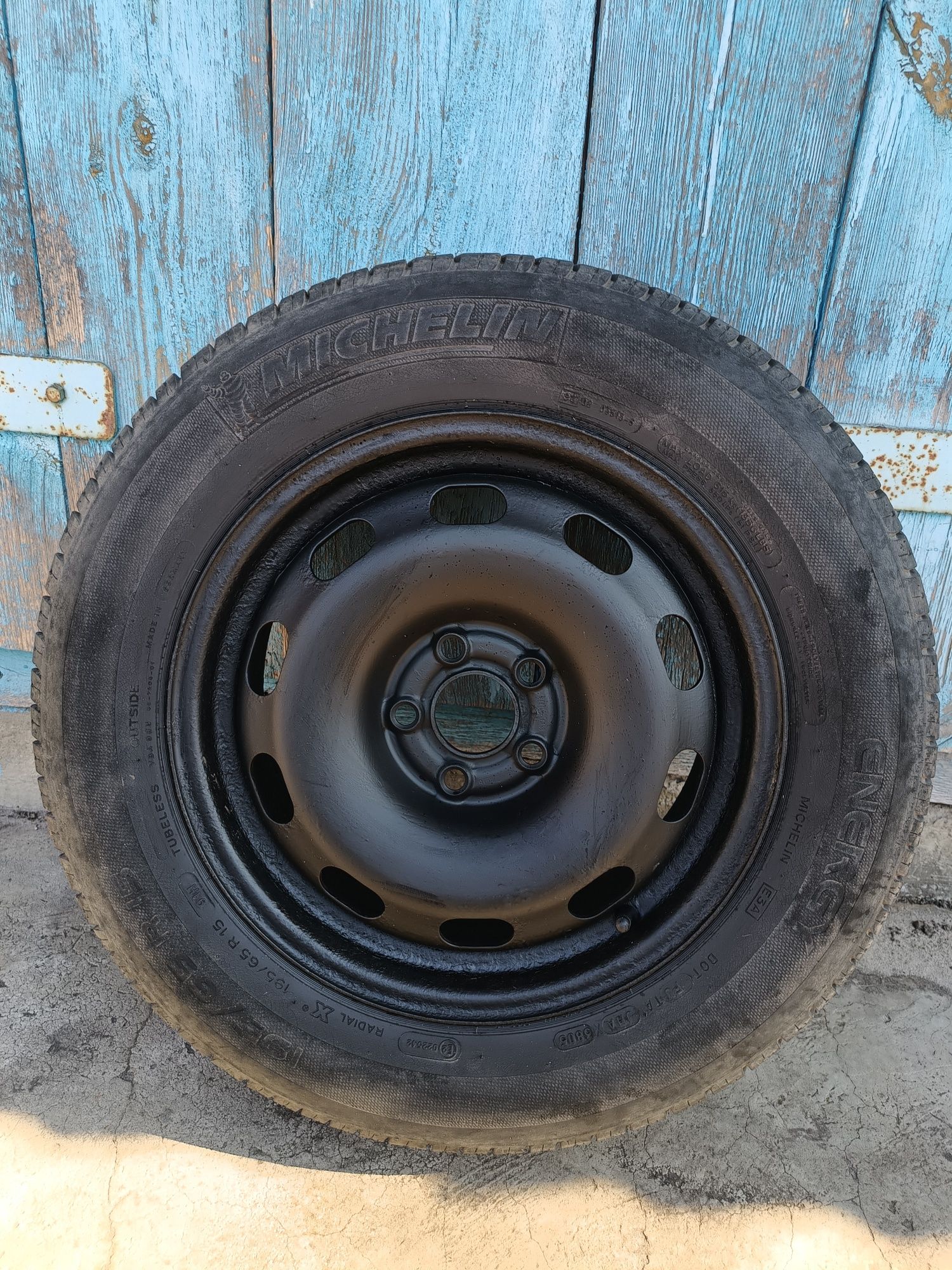 Продам резину з дисками 195/65R15
