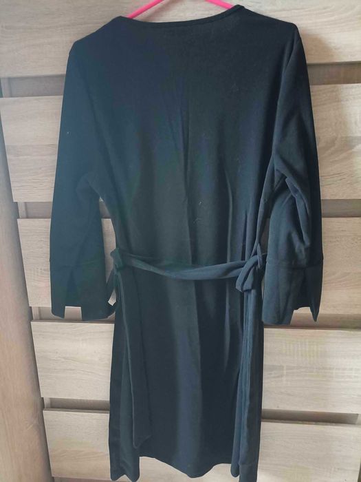 mała czarna z paskiem