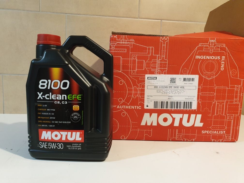 Моторна олива масло Motul 8100