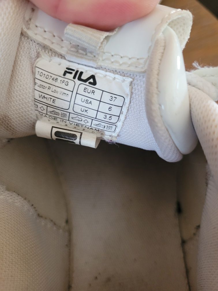Białe lakierowane sneakersy Fila