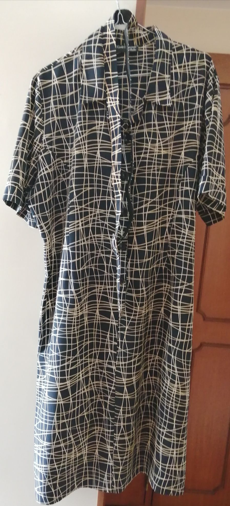 Vestido preto com riscas