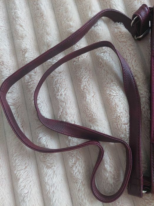 Сумка через плечо вишнёвого цвета