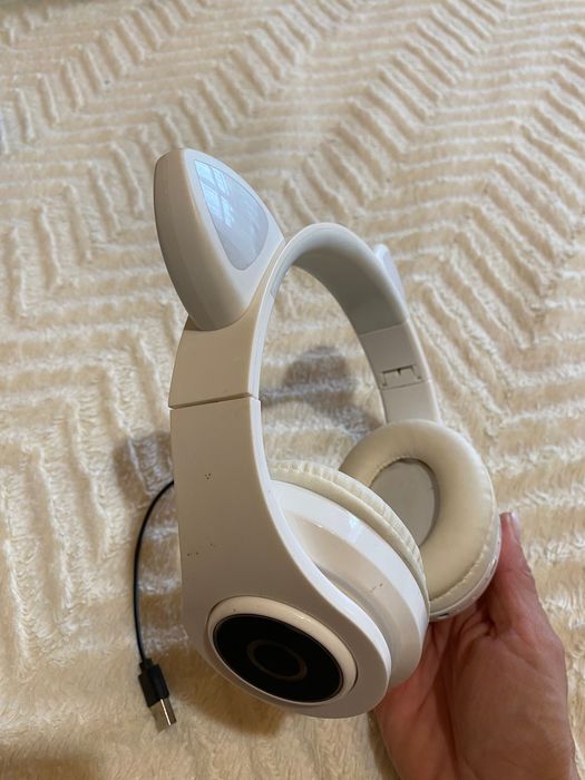 Słuchawki białe świecące bezprzewodowe