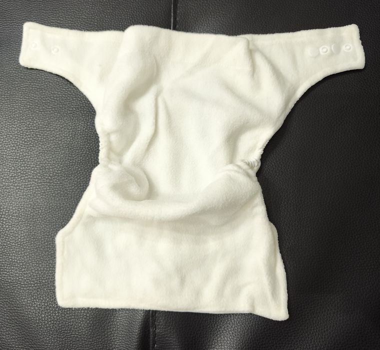 Conjunto de duas fraldas reutilizáveis novas