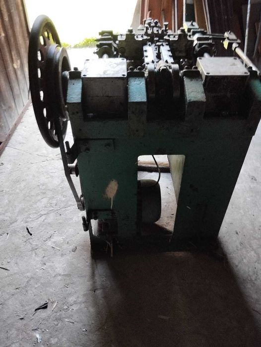 Gwoździarka, półautomat do produkcji gwoździ mało gabarytowych.
