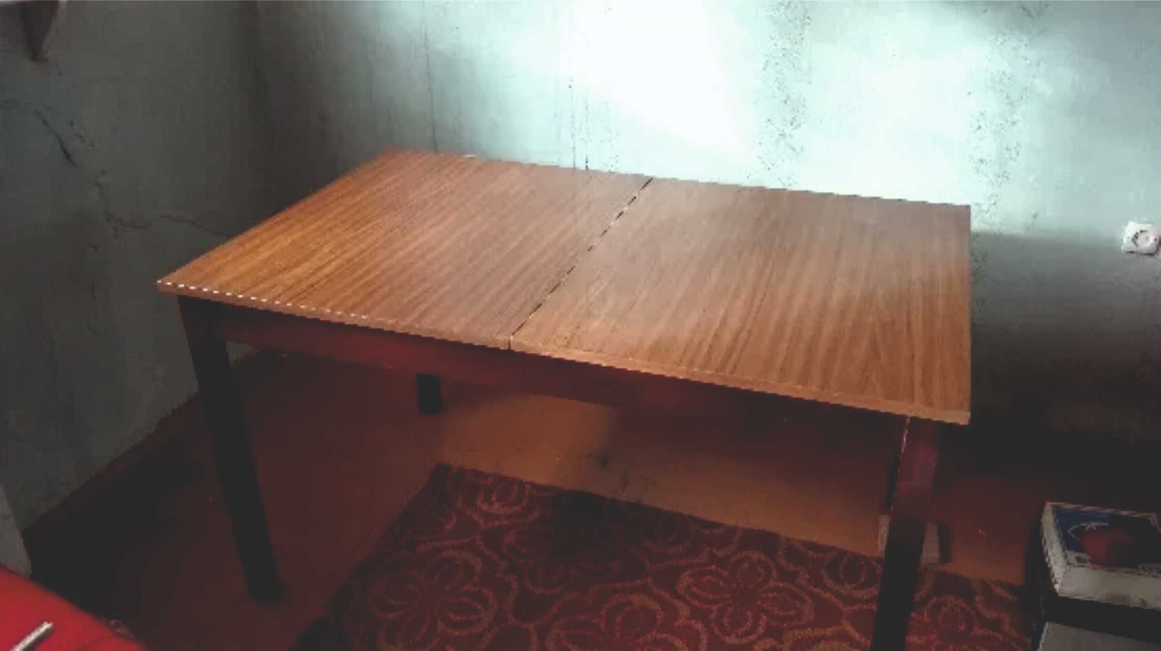 Rozkładany stół do jadalni z krzesłami
