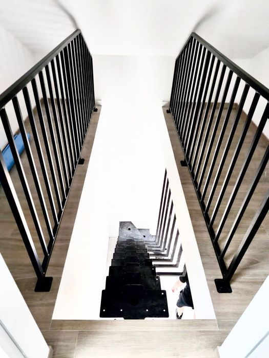 Schody na stelażu z balustradą