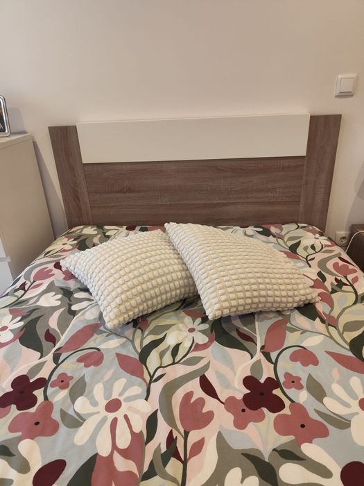 Cama c/ colchão, camiseiro e mesinha cabeceira