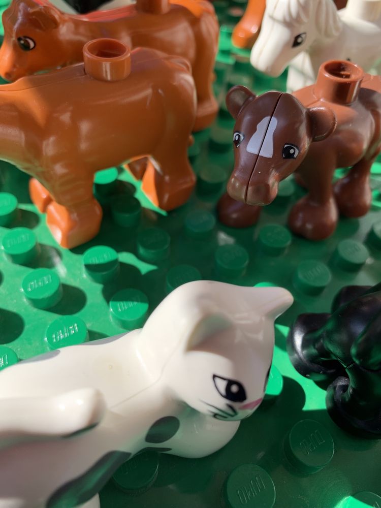 17 zwierząt hodowlanych lego duplo z zabudowaniem i drzewkiem