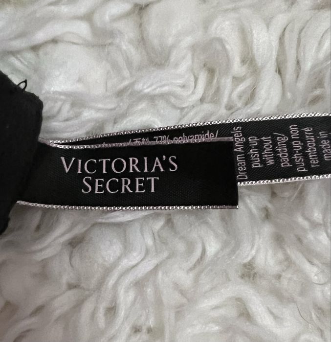 Бюстгальтери Victoria Secret