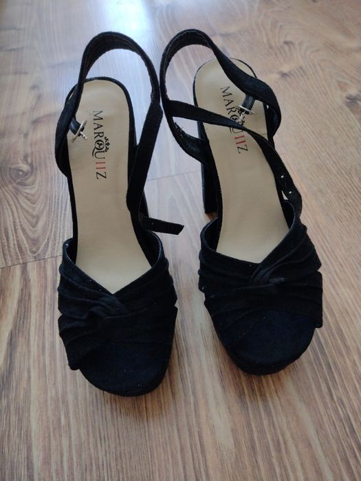 Sandały na obcasie z platformą 36