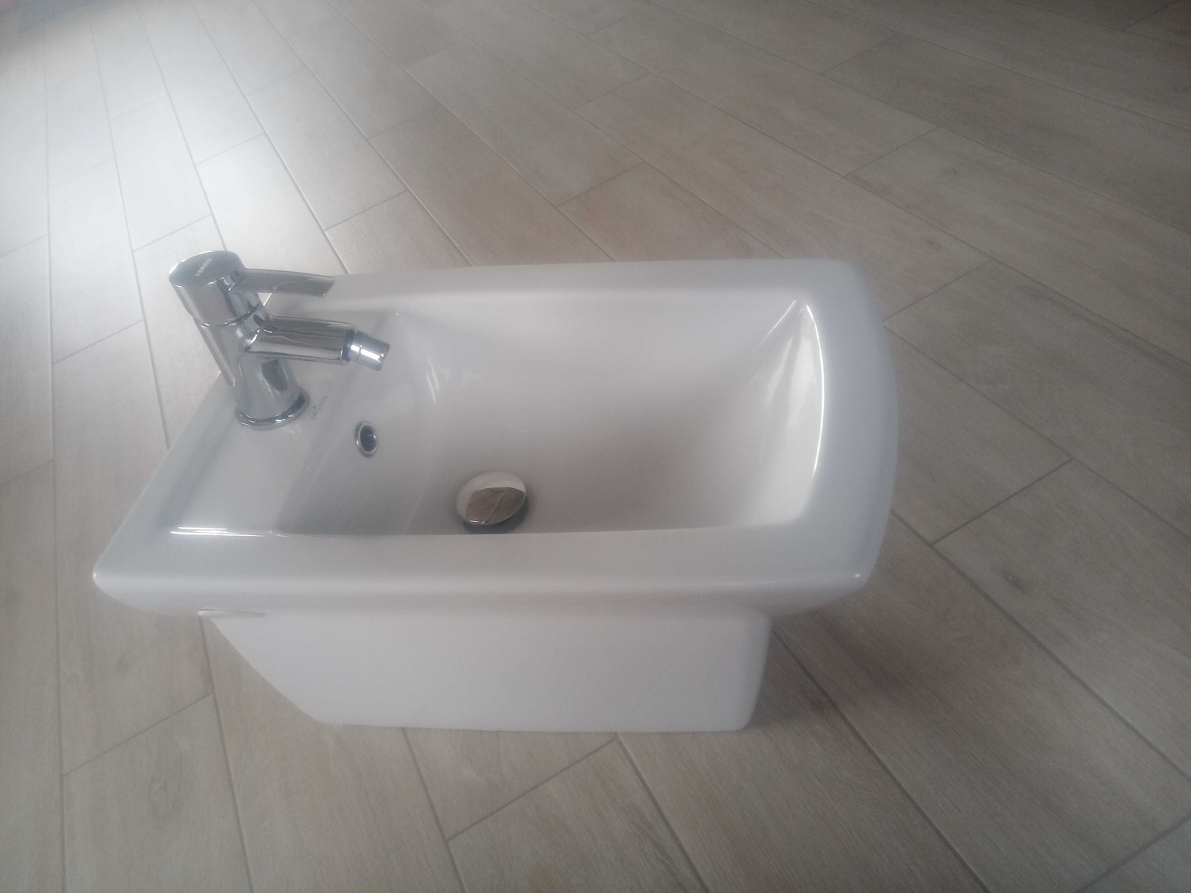 Bidet podwieszany