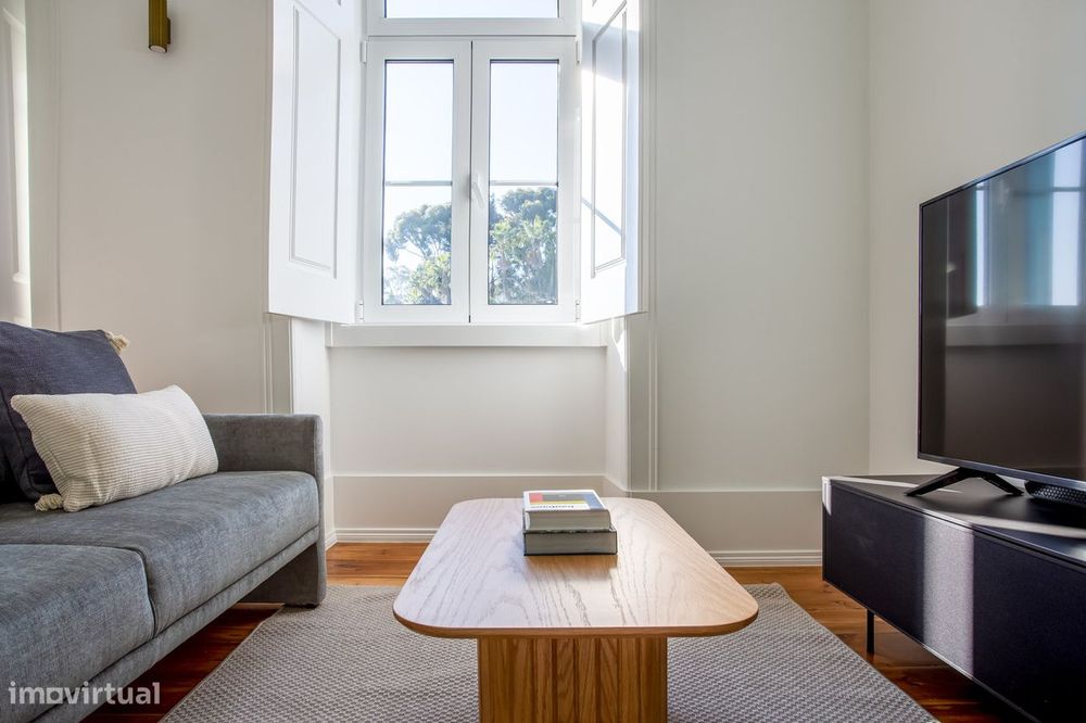 Furnished Apartment in Avenida w/ Balcony