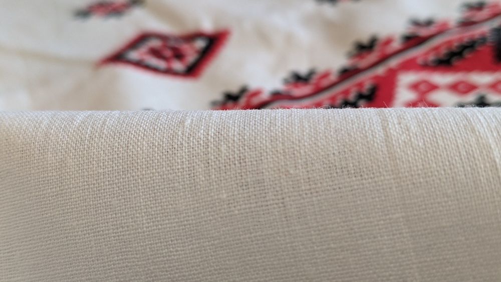 Рушники з українським орнаментом.