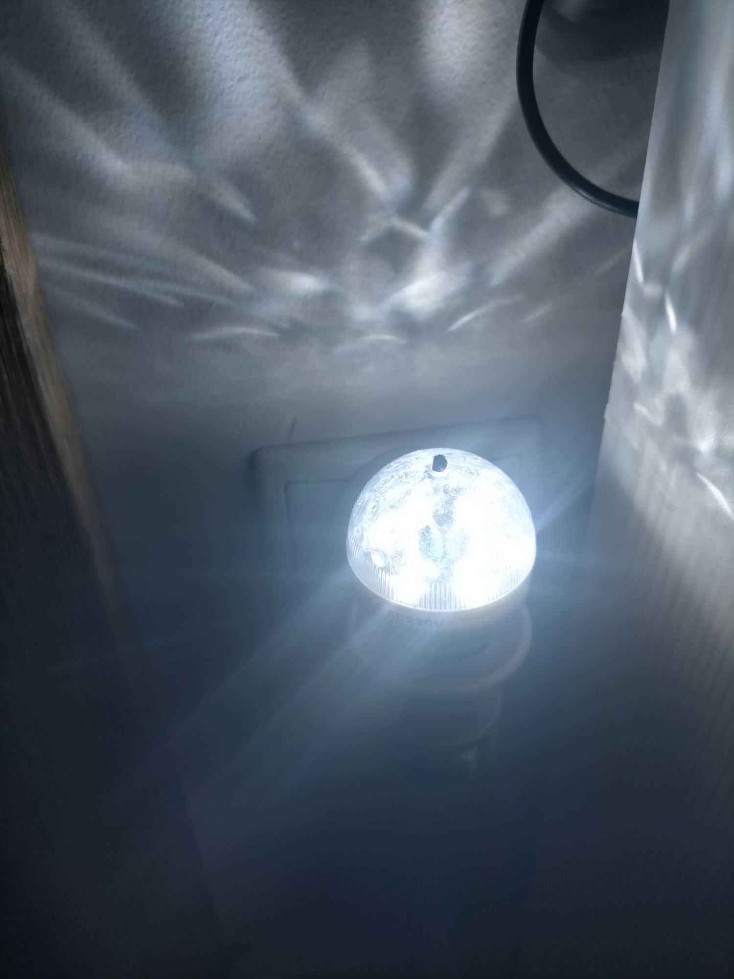 Mini lampki nocne do kontaktu .