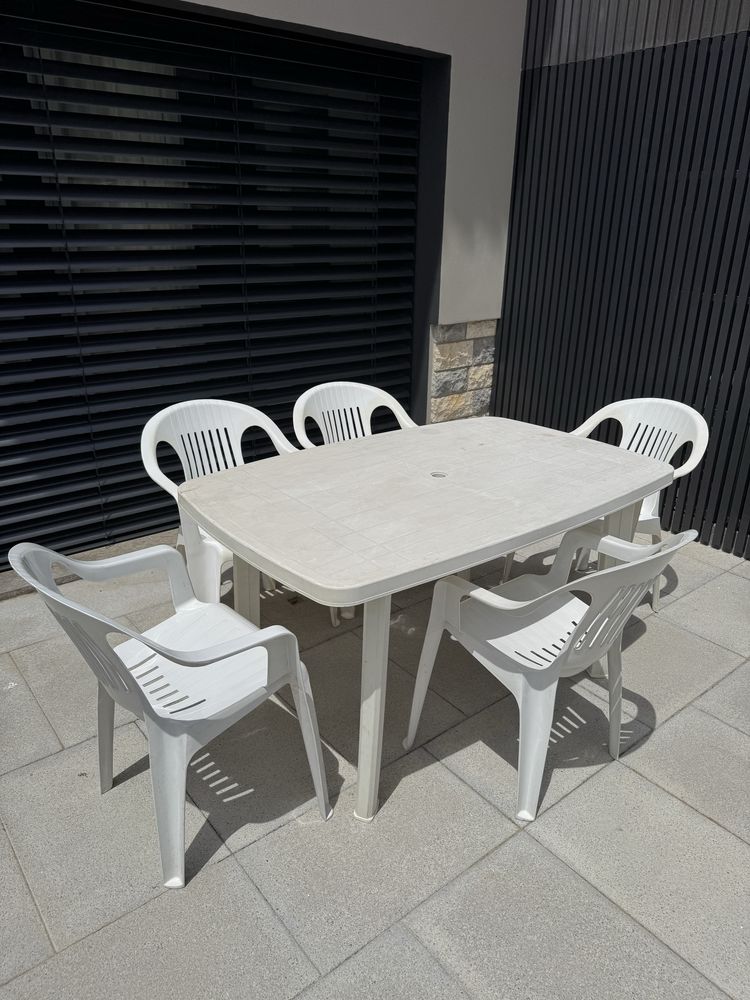 Conjunto de Mesa e Cadeiras de Jardim em Plástico