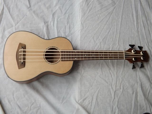 Ukulele baixo eletrificado (bass uk)