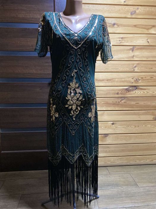 Зелена сукня обшита бісером і по низу бахрама