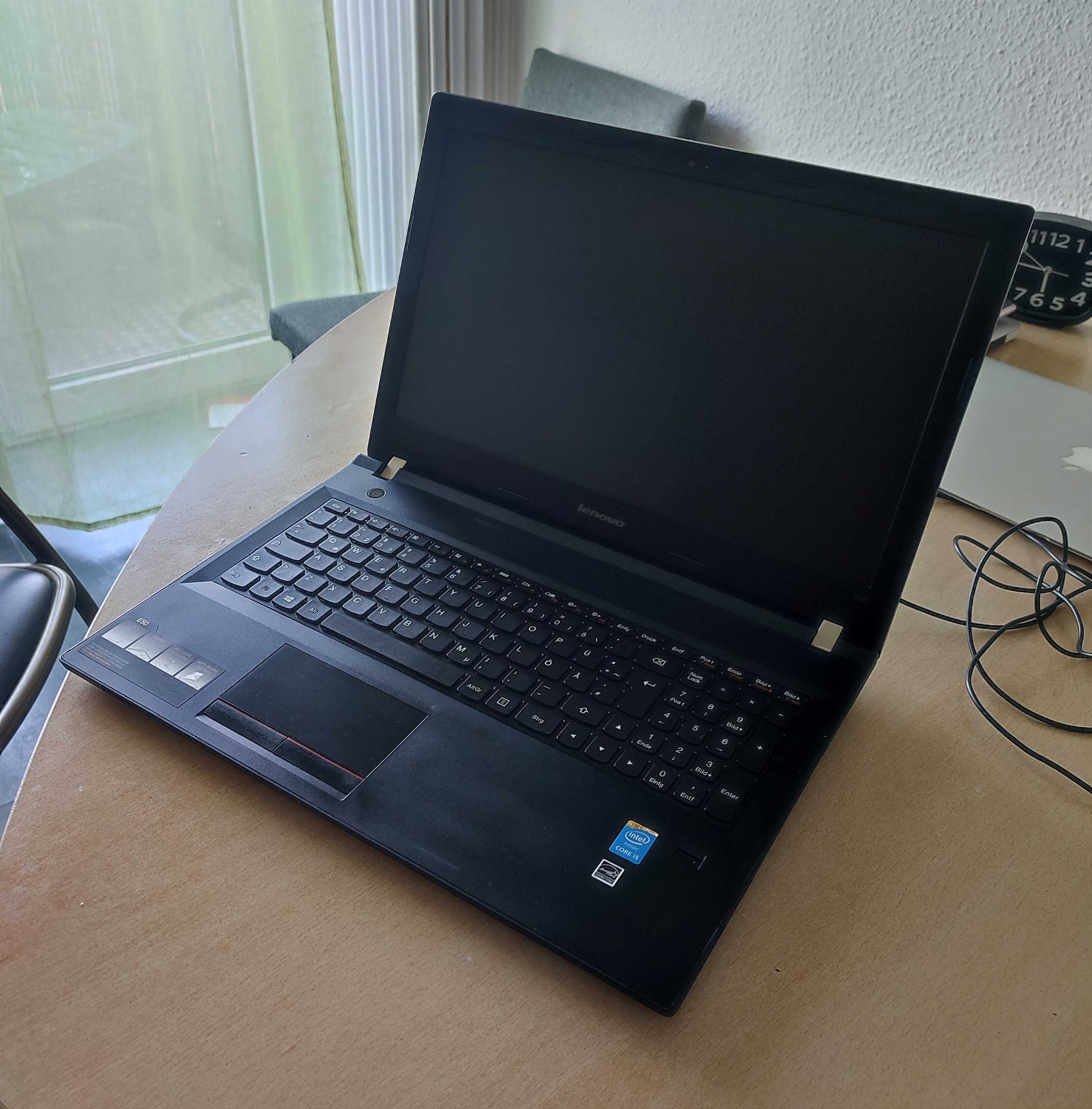 Laptop Lenovo 15,3 cali+stacja dokująca
