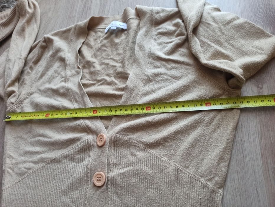 Sweter na guziki damski.