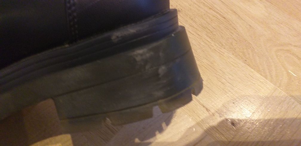 Czarne buty z łańcuszkiem