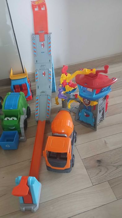 Samochody wader, zjeżdżalnia hotwheels i baza psi patrol