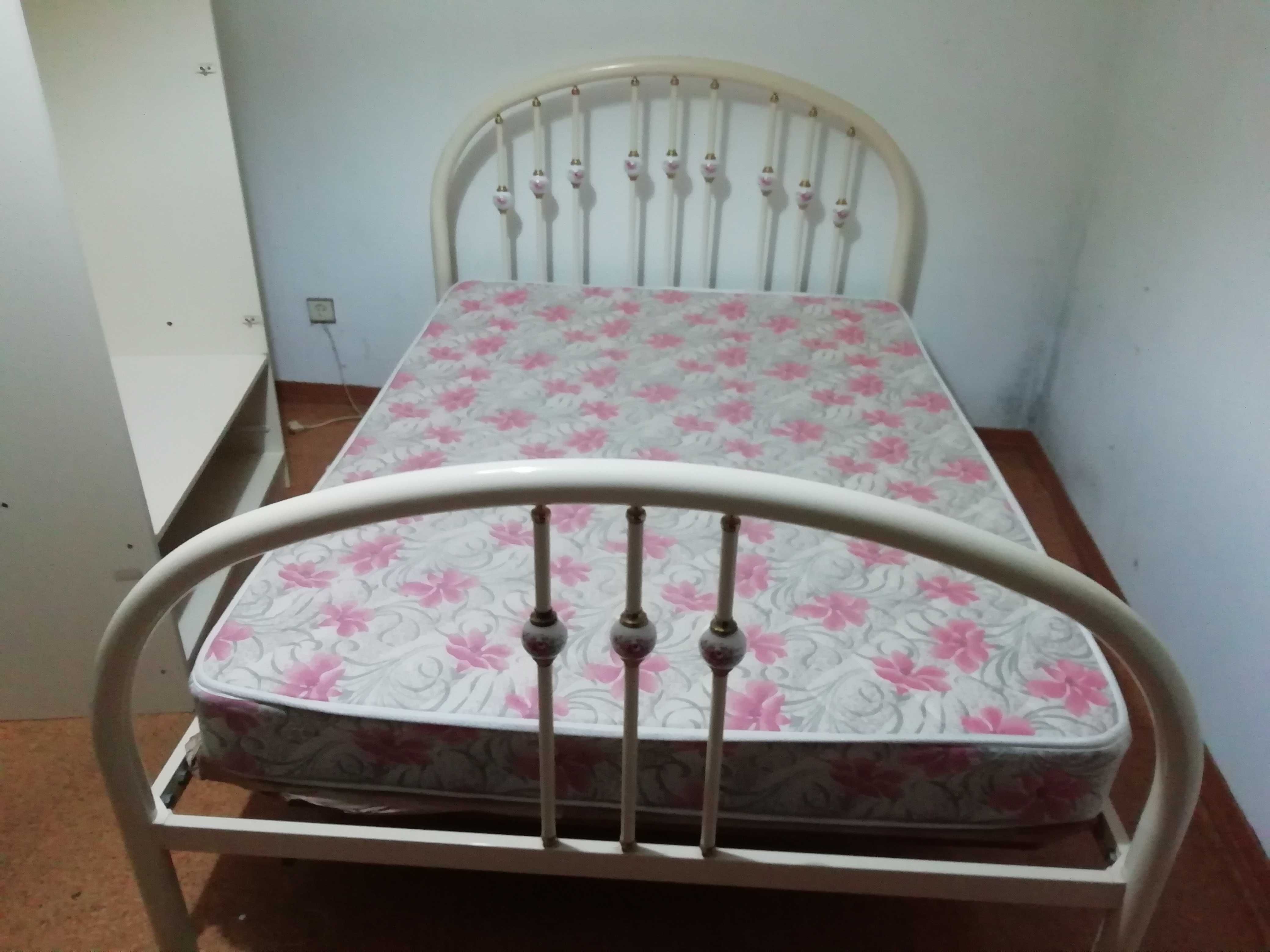 Cama em ferro com colchão Semi nova