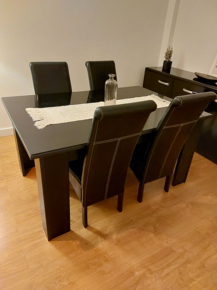 Mesa de refeição e cadeiras