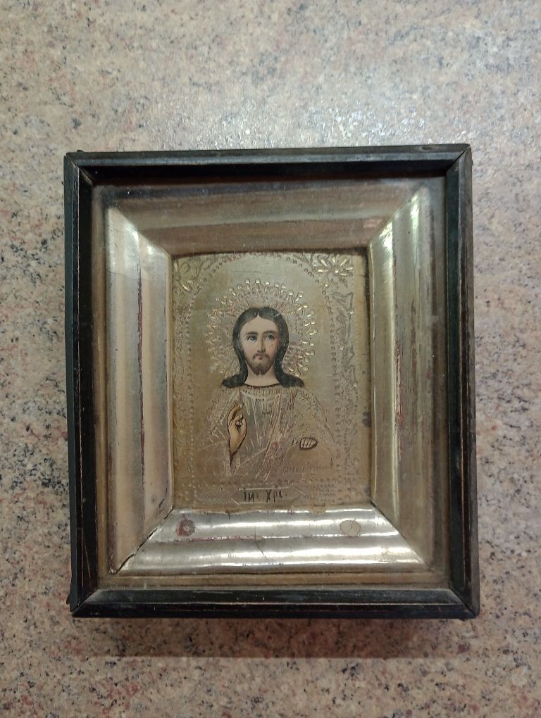 Икона Иисуса Христа в киоте