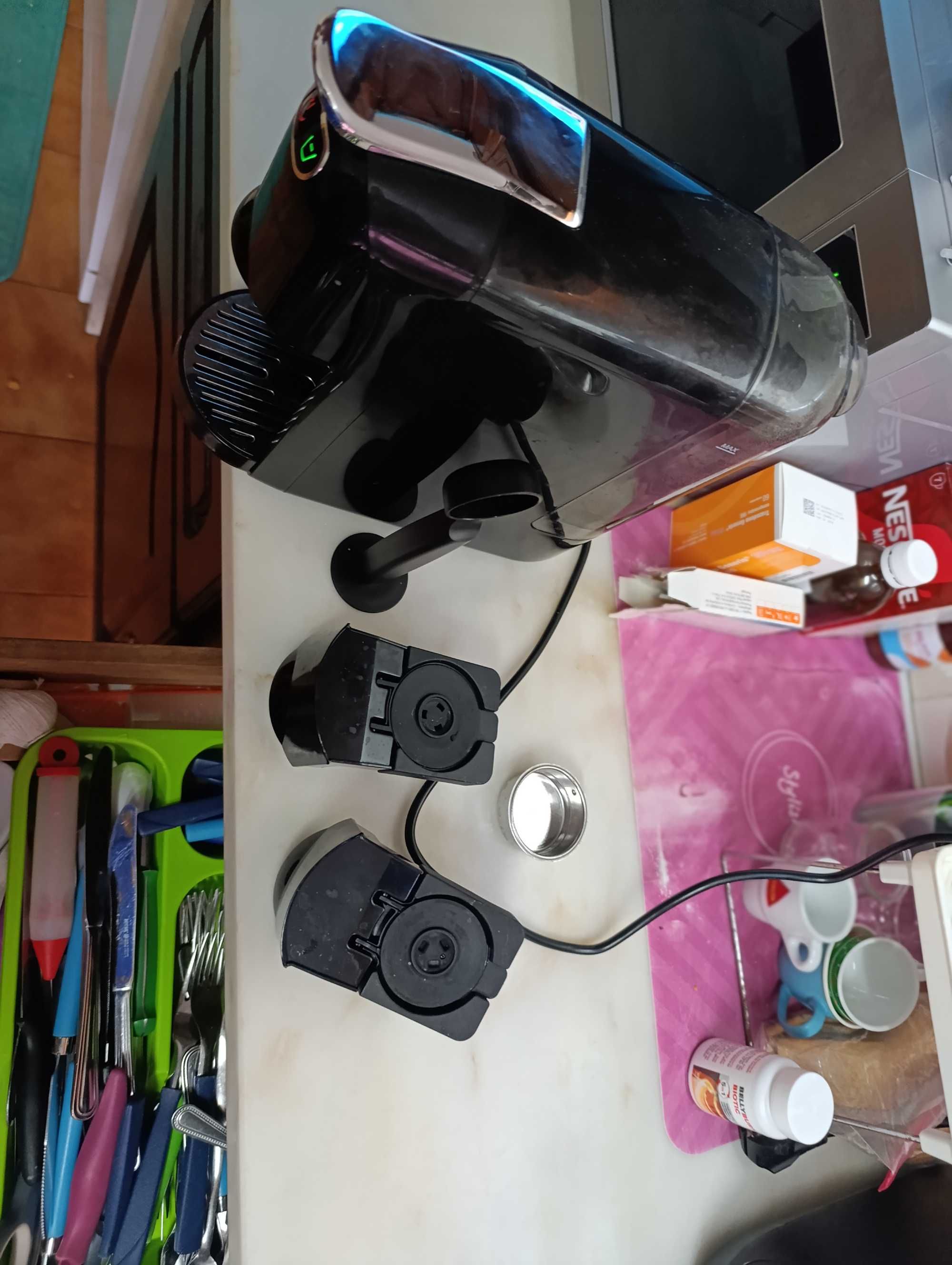 Máquina de café com acessórios