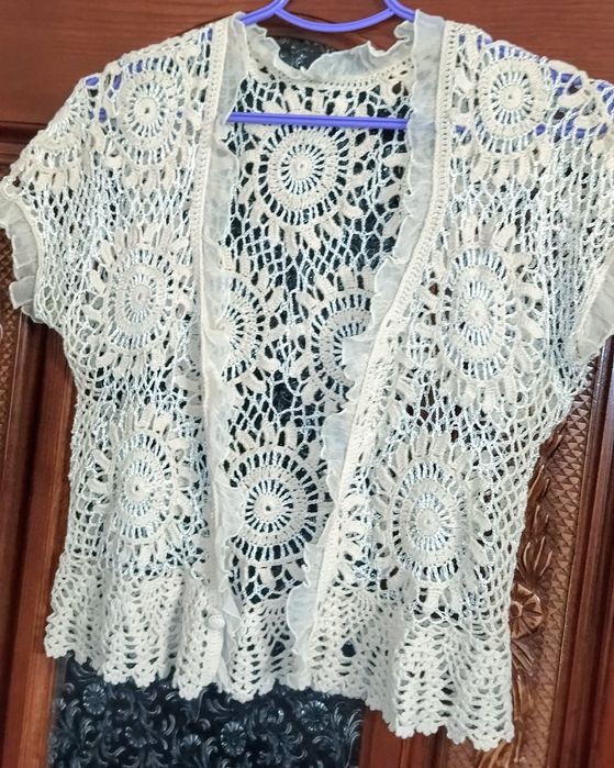 Накидка ажурная . Цвет ваниль. Размер 44.