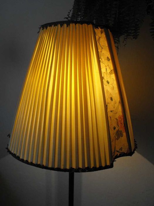 Ładna, mosiężna lampa podłogowa z abażurem
