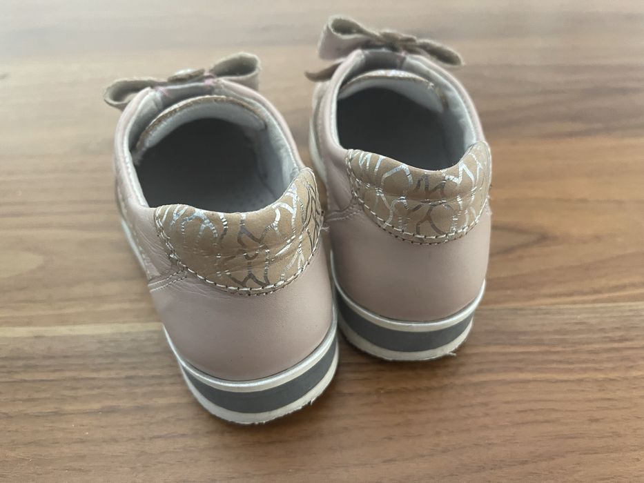 Sapatos cor de rosa, bege e prateado com laço
