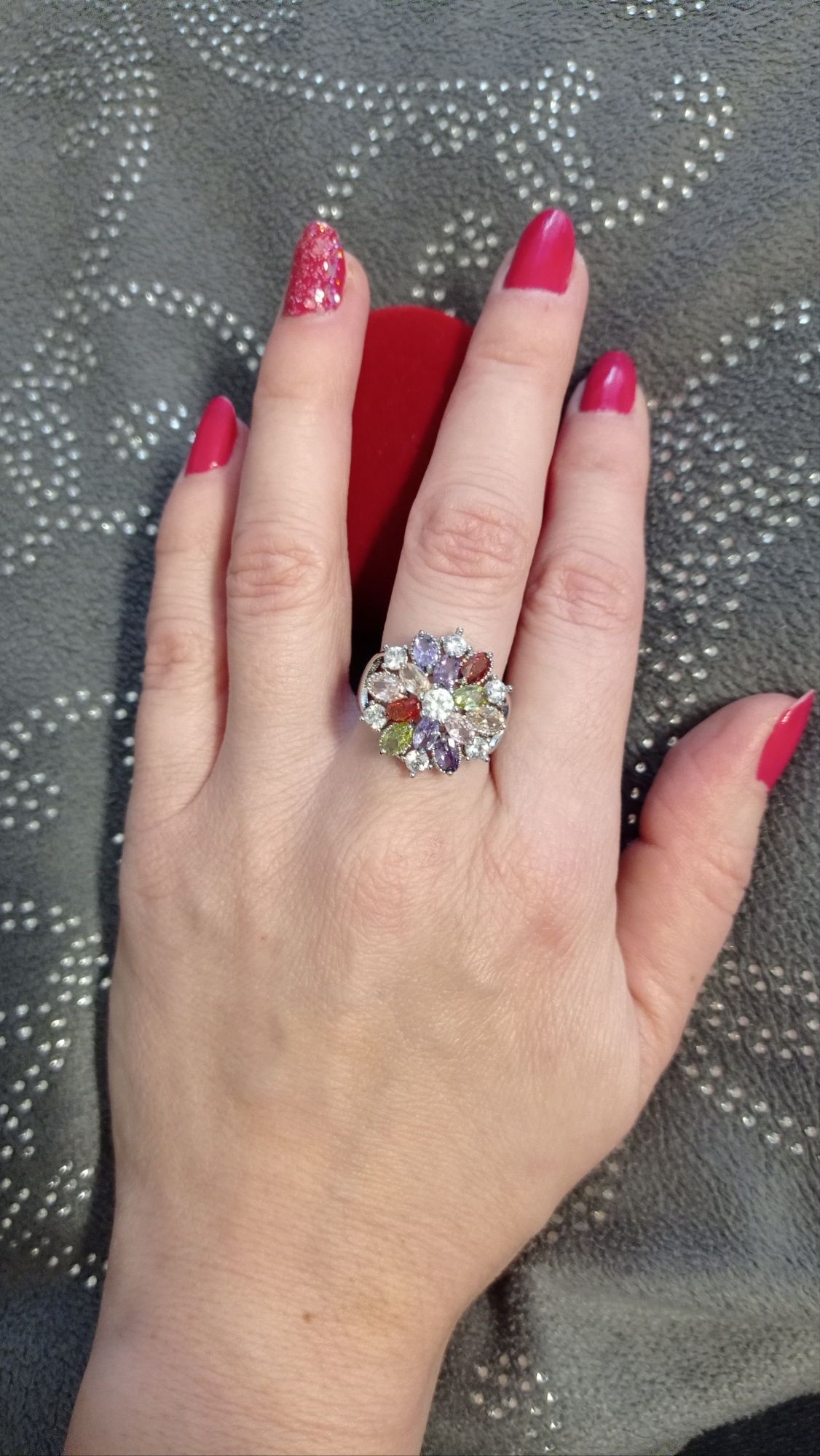 Piękny pierścionek z kolorowymi kryształkami