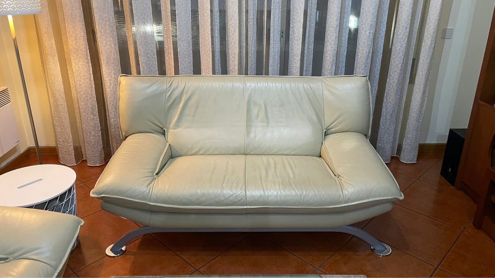 2 sofas em pele genuina