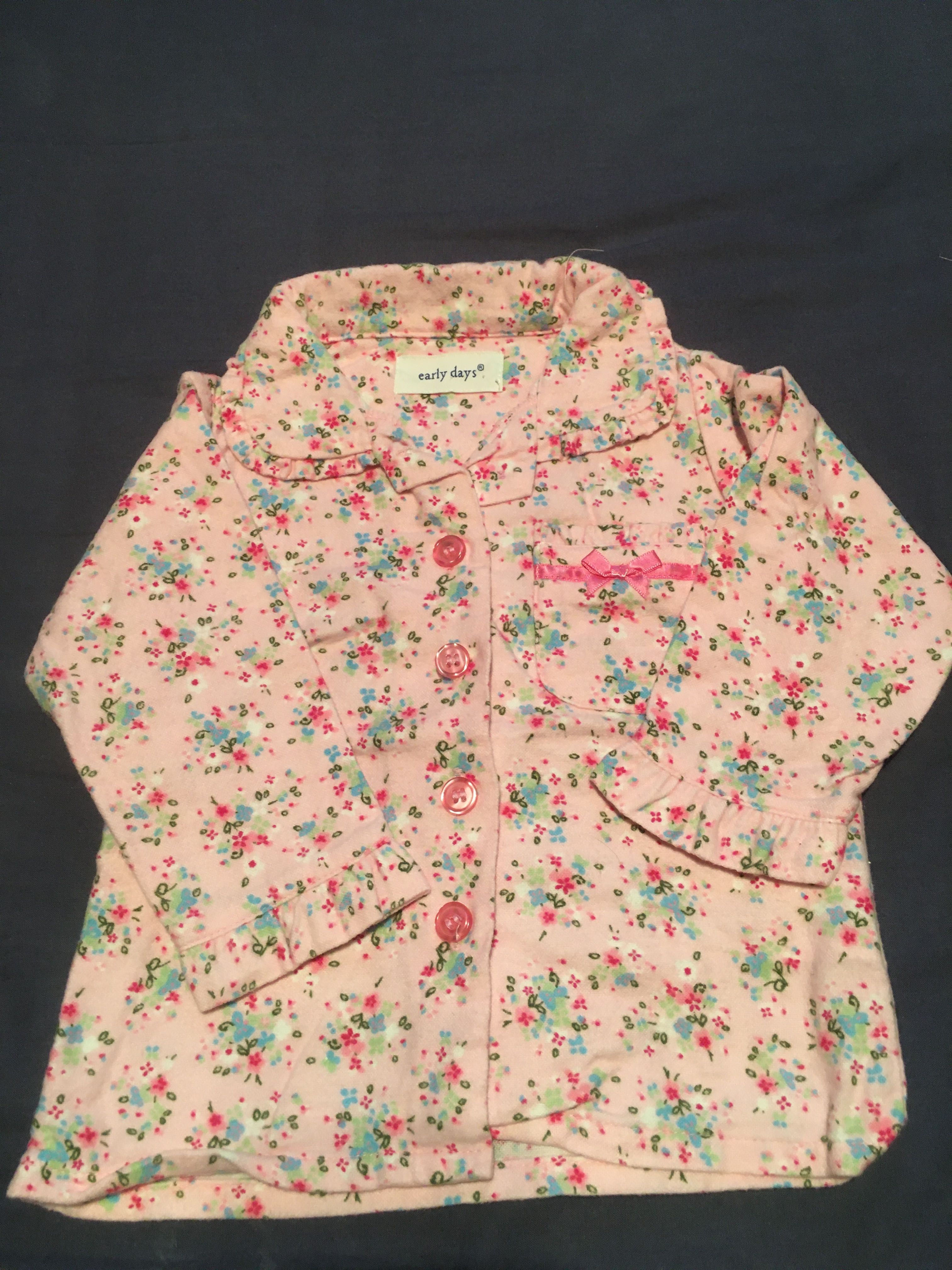 Robe, pijama e oferta de peluche para menina de 9 a 12 meses
