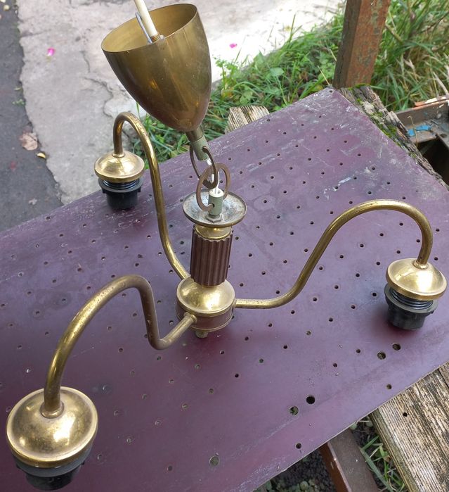 Продам люстру на 3 плафони