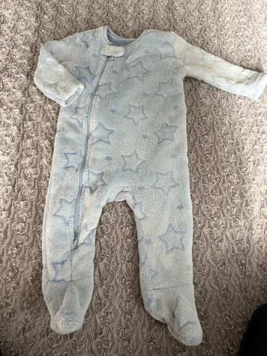 Błękitna piżamka polarkowa w gwiazdki 62-68 cm