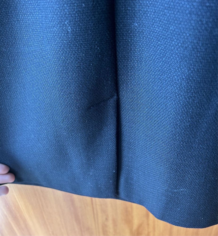 Vestido preto Cortefiel com detalhes nas mangas