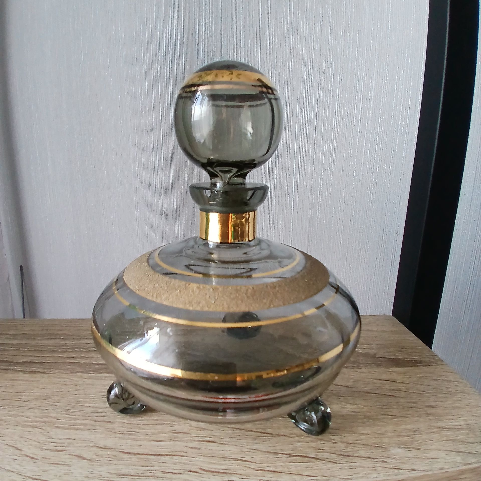 Mała karafka ze szkła dymionego, szaro-złoty, styl Mid Century Vinta
