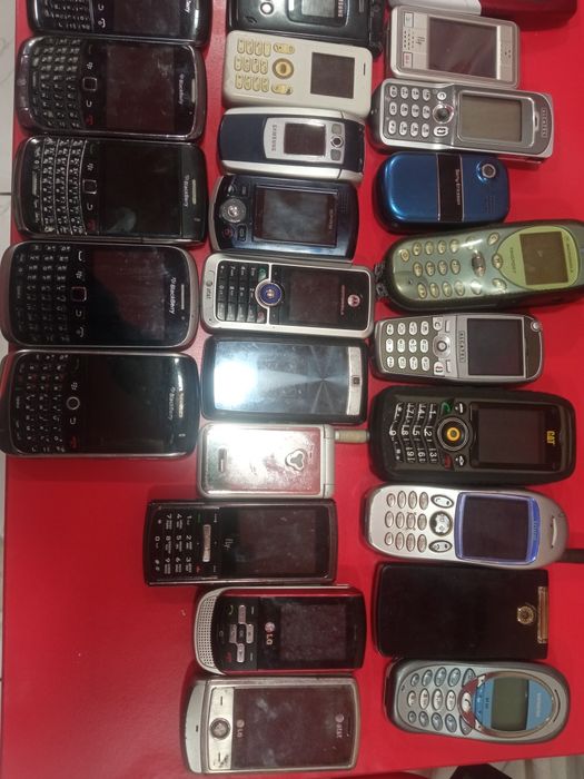 Лот різних моделей телефонів