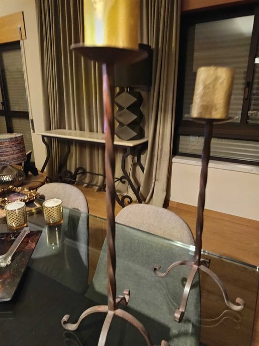 Castiçais rústicos com vela