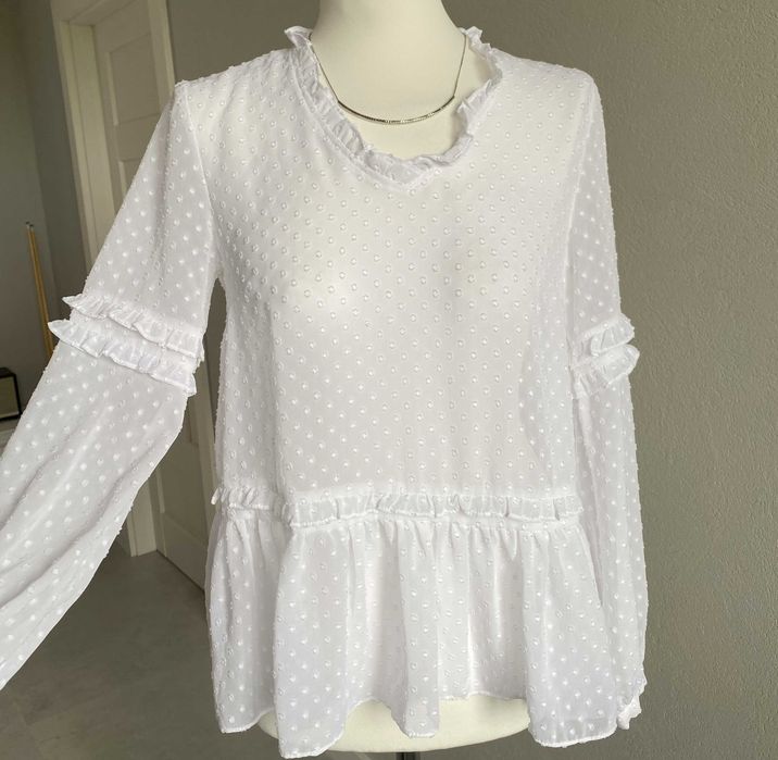 Biała żakardowa bluzka damska mgiełka jesień capsule wardrobe coquette