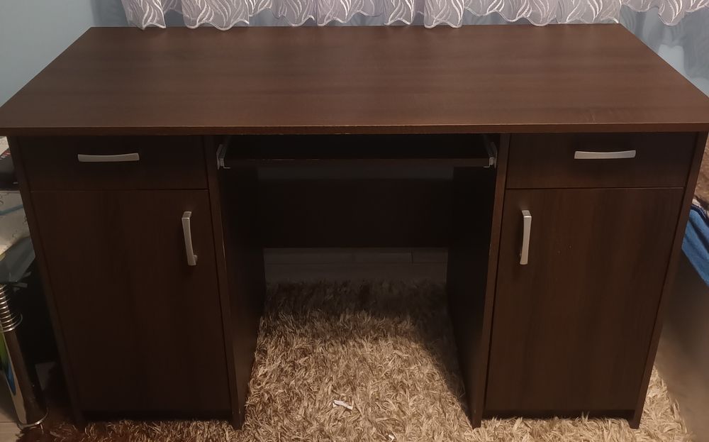 Sprzedam biurko 125×57,5 wraz z krzesłem.