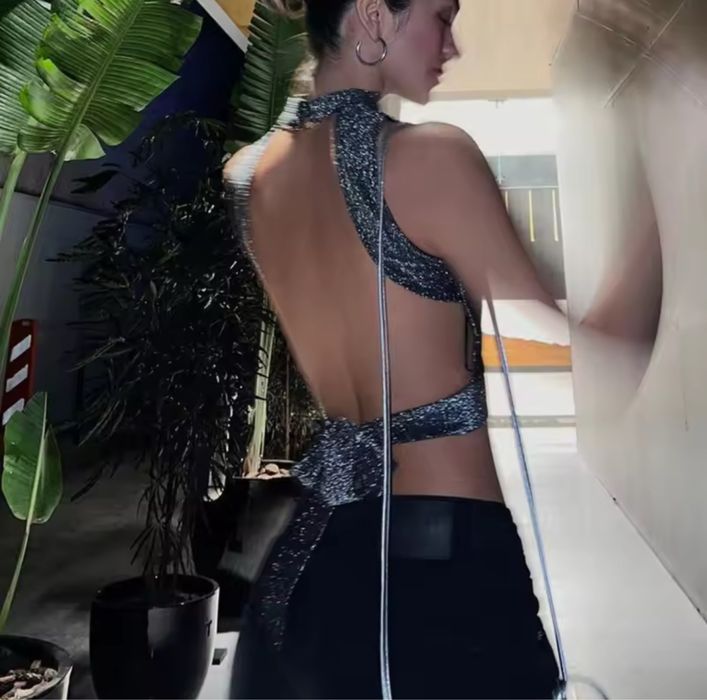 Блискучий топ з голою спиною