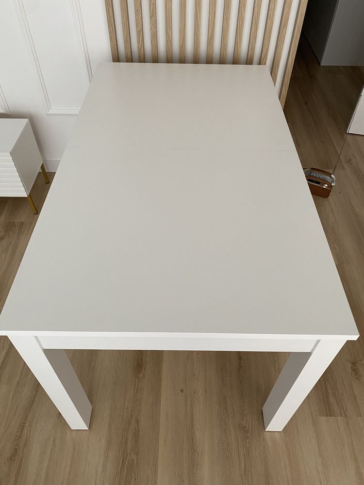 Biały rozkładany stół