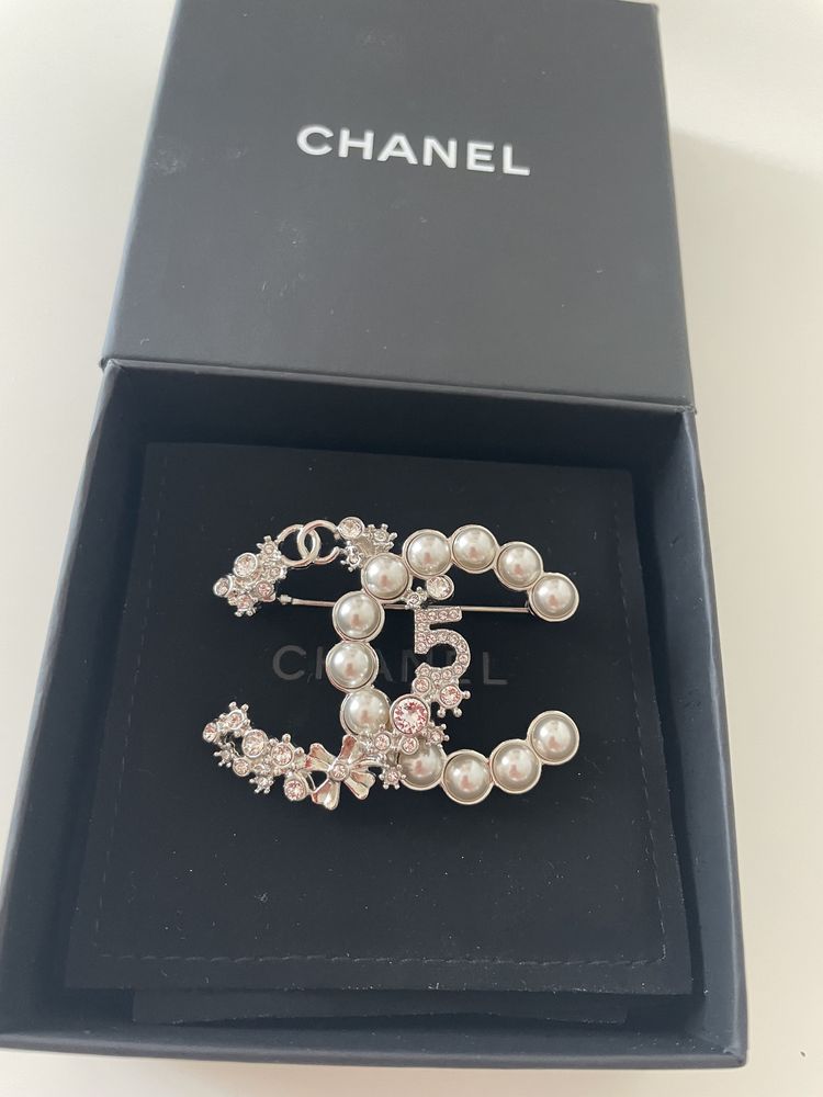 Broszka z perłą Chanel .