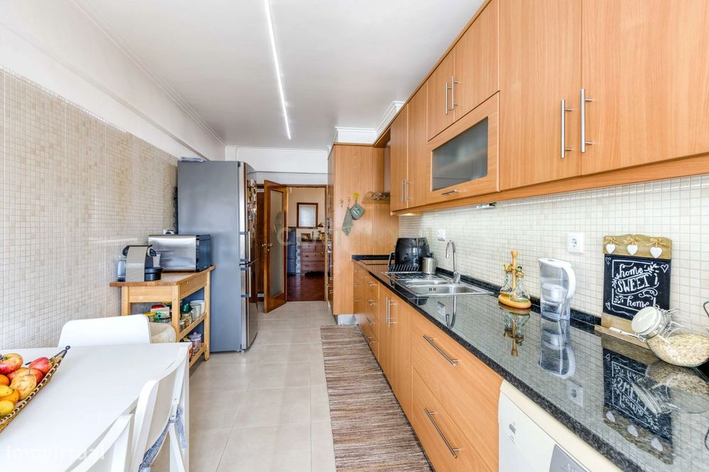 Apartamento 5 Assoalhadas Renovado em Sintra com Luz Natural e Elevado
