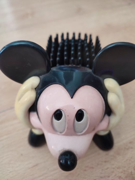 Myszka Miki na długopisy, jezyk