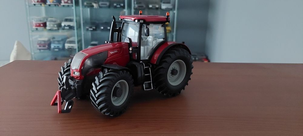 Model 1:32 Traktor Valtra SIKU